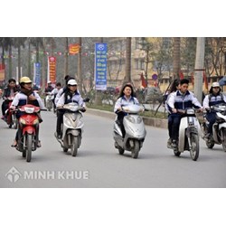 Cho con chưa thành niên điều khiển xe máy thì bị xử lý như thế nào?