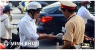 Trên đường nông thôn cảnh sát dừng tất cả các xe để kiểm tra giấy tờ là đúng hay sai ?
