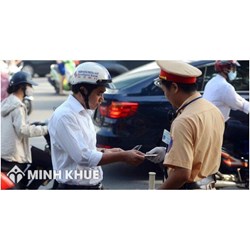Trên đường nông thôn cảnh sát dừng tất cả các xe để kiểm tra giấy tờ là đúng hay sai ?