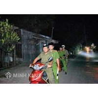 Công an xã có thể bắt người đi xe máy không đội mũ bảo hiểm?