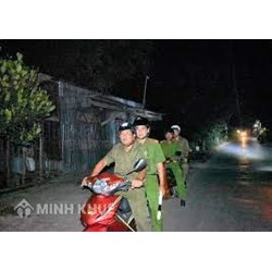 Công an xã có thể bắt người đi xe máy không đội mũ bảo hiểm?