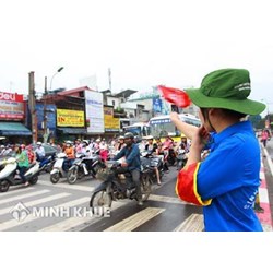 Có được đi vào làn đường bên trong sát lề bên phải không ? Lỗi đi sai làn đường