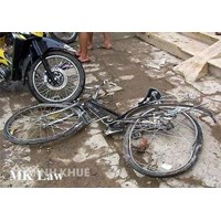 Tai nạn giao thông giữa xe máy và xe đạp?