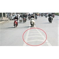 Đỗ vào phần gạch chéo mầu trắng của xe đi về phía bên tay phải có phạm luật không ?