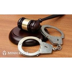 Hàng xóm bịt lối đi không cho ra đường lớn phải làm thế nào?