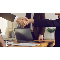 Tội lợi dụng ảnh hưởng đối với người có chức vụ quyền hạn để trục lợi
