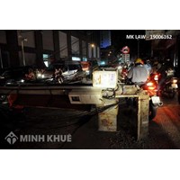 Xe tải va vào dây chằng cột điện là vi phạm gì?