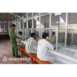 Có được gửi tiền qua đường bưu điện cho người đang đi tù không?