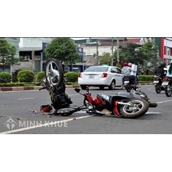 Vượt xe khác đi cùng chiều, có tín hiệu nhưng va chạm với xe đi ngược chiều có phải chịu trách nhiệm hình sự không?