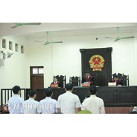 Trình tự phiên tòa xét xử vụ án hình sự sơ thẩm tiến hành như thế nào?