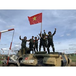 Phân tích mối quan hệ giữa quân sự với tư tưởng chính trị và pháp luật