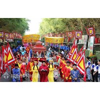 Mối quan hệ giữa phong tục, tập quán của một dân tộc với chính trị và pháp luật.