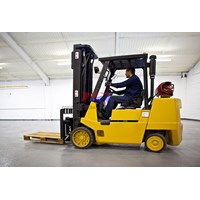 Xe khung nâng hàng (Straddle forklift) là gì ?
