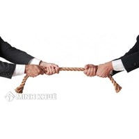 Bàn luận về phương thức tòa án, trọng tài của quốc gia nhận đầu tư trong giải quyết tranh chấp đầu tư quốc tế.