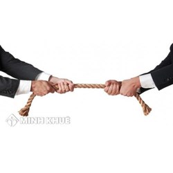 Bàn luận về phương thức tòa án, trọng tài của quốc gia nhận đầu tư trong giải quyết tranh chấp đầu tư quốc tế.