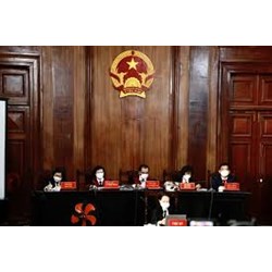 Giải quyết yêu cầu về xem xét chứng cứ và hoãn phiên tòa khi có người vắng mặt