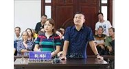 Hỏi bị hại, đương sự hoặc người đại diện của họ được thực hiện như thế nào?