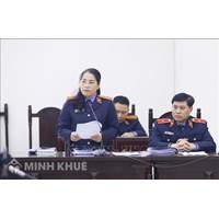 Phiên tòa xét xử sơ thẩm được tiến hành như thế nào ?