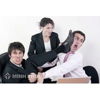 Tư vấn về hành vi vào nhà đe dọa tấn công người khác phạm tội gì ?