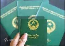 Mẹ giữ giấy tờ để ngăn cản con kết hôn là đúng hay sai?