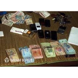 Ngồi xem người khác chơi đánh bạc có bị ngồi tù không? Xử lý hành vi đánh bạc trái phép