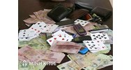 Đánh bài bị bắt quả tang đã từng có hai tiền án bị phạt thế nào ?