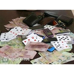 Đánh bài bị bắt quả tang đã từng có hai tiền án bị phạt thế nào ?