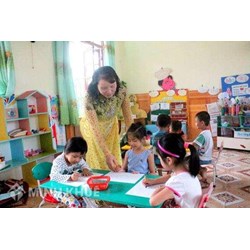 Hiệu trưởng cản trở công việc của nhân viên thì có vi phạm luật không ?