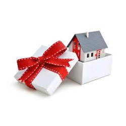 Vợ chồng tặng cho đất cho em trai có được miễn thuế không?