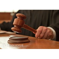 Phía bên ngân hàng có thể khởi kiện người đang chấp hành án phạt tù nữa không ? 