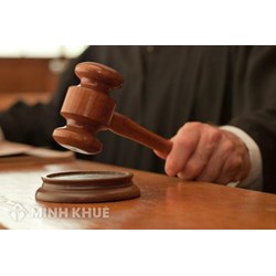 Phía bên ngân hàng có thể khởi kiện người đang chấp hành án phạt tù nữa không ? 