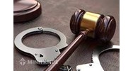 Phụ nữ đang nuôi con nhỏ có phải chấp hành án phạt tù không? Hoãn thế nào?