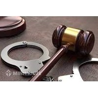Phụ nữ đang nuôi con nhỏ có phải chấp hành án phạt tù không? Hoãn thế nào?