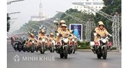 Cảnh sát giao thông mặc thường phục có được yêu cầu dừng xe kiểm tra người đi đường không?