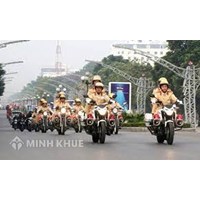 Cảnh sát giao thông mặc thường phục có được yêu cầu dừng xe kiểm tra người đi đường không?