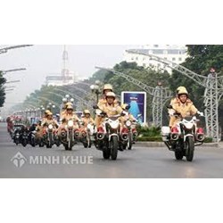 Cảnh sát giao thông mặc thường phục có được yêu cầu dừng xe kiểm tra người đi đường không?