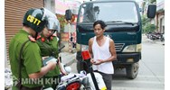 Cảnh sát trật tự có quyền bắt xe của mình khi mình không đội mũ bảo hiểm không?