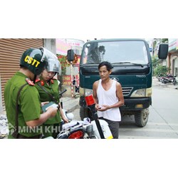 Cảnh sát trật tự có quyền bắt xe của mình khi mình không đội mũ bảo hiểm không?