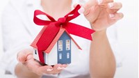Tặng cho nhà ở là gì? Có được tặng cho nhà ở sở hữu chung hoặc đang cho thuê?