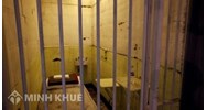 So sánh điểm c Khoản 2 tội bắt, giữ hoặc giam người trái pháp luật với tội chống người thi hành công vụ?
