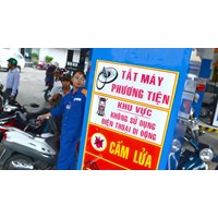 Mức phạt khi sử dụng điện thoại di động tại cây xăng?