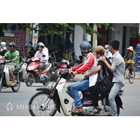 Đi xe máy trên đường chở theo 2 người lớn thì bị xử phạt bao nhiêu tiền?