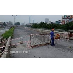 Hành vi thi công trên đường bộ đang khai thác không treo biển báo thông tin công trình bị xử phạt như thế nào?