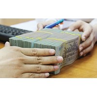 Công ty có thể giữ lại tiền lương của người lao động để đảm bảo người lao động bàn giao và hoàn thành nghĩa vụ của mình trước khi nghỉ việc không?