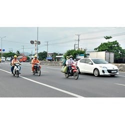 Mức phạt đối với ô tô, xe máy vi phạm lỗi đè vạch, lấn làn?