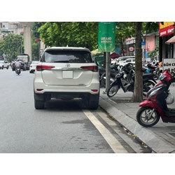 Ý nghĩa vạch kẻ mép vỉa hè, vạch kẻ liền sát vỉa hè là gì?