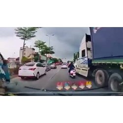Tài xế ô tô đánh lái "dằn mặt" người khác bị xử phạt thế nào?
