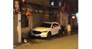Đỗ xe ô tô chắn cửa, chặn cửa nhà dân có vi phạm luật không?