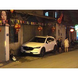Đỗ xe ô tô chắn cửa, chặn cửa nhà dân có vi phạm luật không?