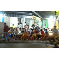 Ngồi nhậu, uống bia trên vỉa hè bị phạt bao nhiêu tiền?